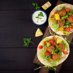 recept van volkoren wrap met falafel en vegan tzatziki